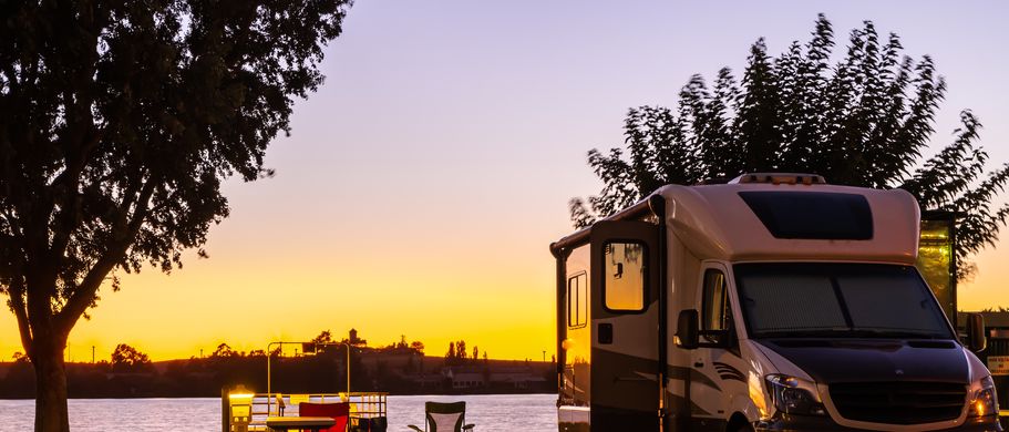Camper mit Sonnenuntergang