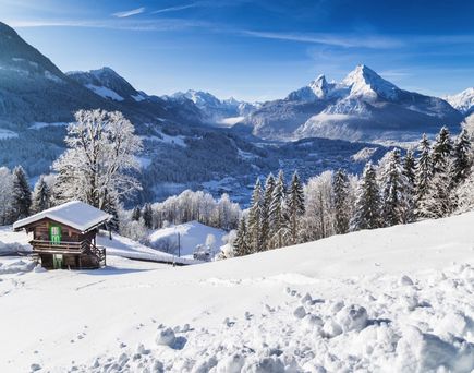 Chalet in den winterlichen Alpen