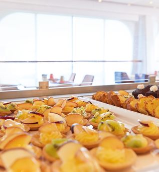 Süßgebäck aufgestellt im Buffet