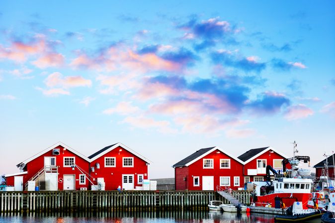 Rote Rorbu-Gebäude im Hafen von Bodo, Norwegen