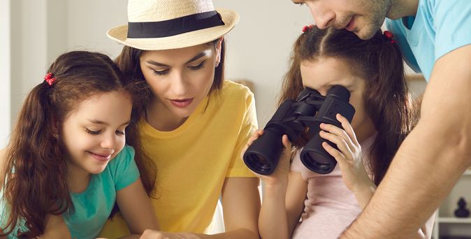 Familie bei der Reiseplanung