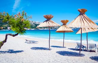 Strand mit Sonnenschirmen
