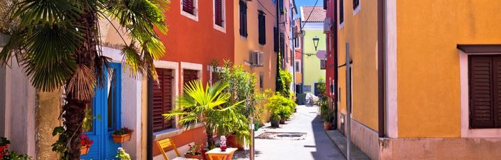 Eine enge Gasse mit Gebäuden.