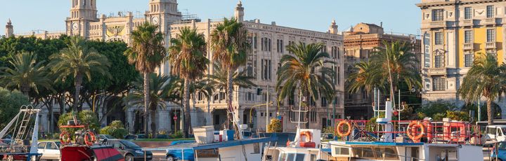 Ein Hafen mit vielen Booten und Gebäuden.