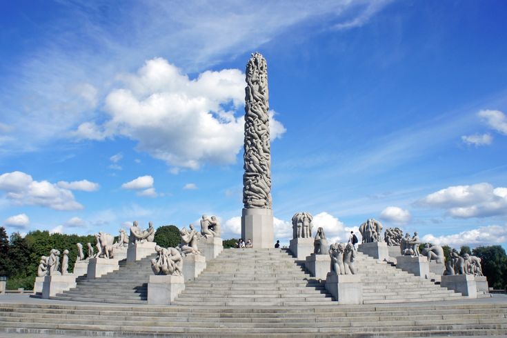 Blick auf den Vigelandpark in Oslo mit seinen Skulpturen.