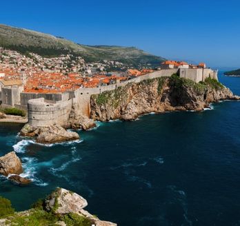 Die Festung Lovrijenac in Dubrovnik, Kroatien, auf einem Felsen über dem Meer.