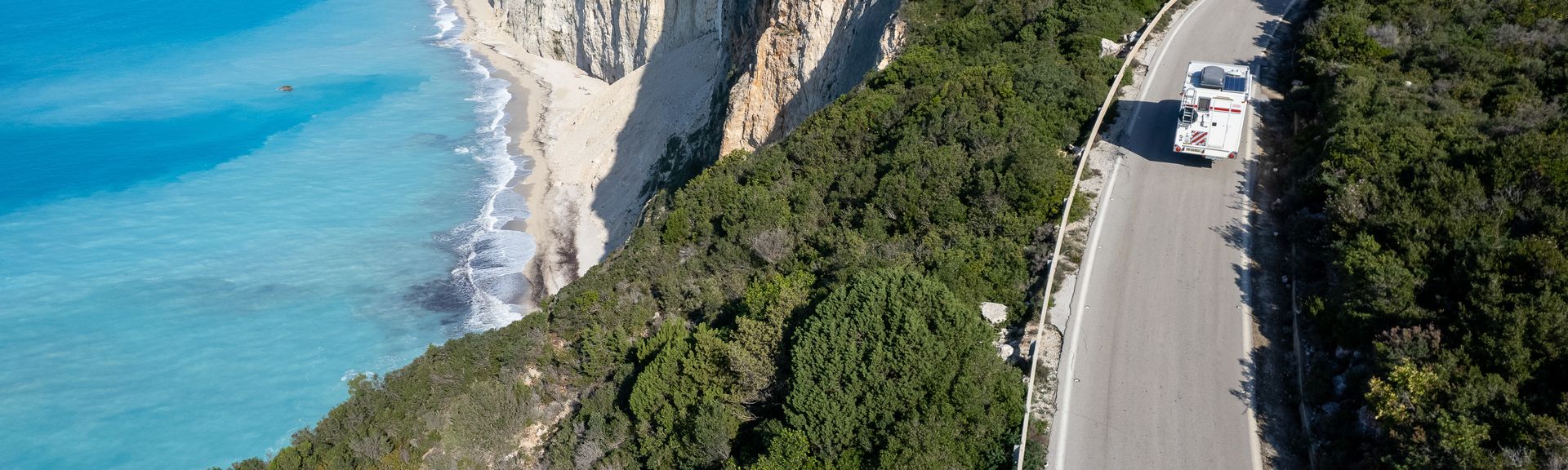  Die Panoramastraße zum Strand mit Blick auf die Insel Lefkas in Griechenland wird mit der Drohne abgeschossen