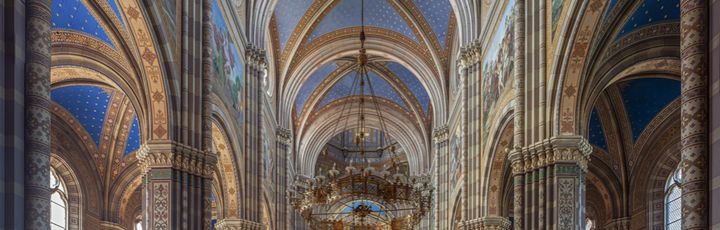 Ein Innenraum einer Kathedrale mit hohen Bögen und Säulen.