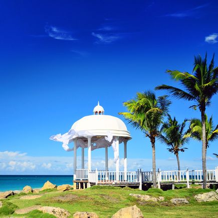 Ein weißer Pavillon am Strand mit Blick auf das Meer.