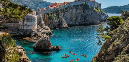 Eine Luftaufnahme von Dubrovnik, Kroatien, mit Kajakfahrern im Wasser.