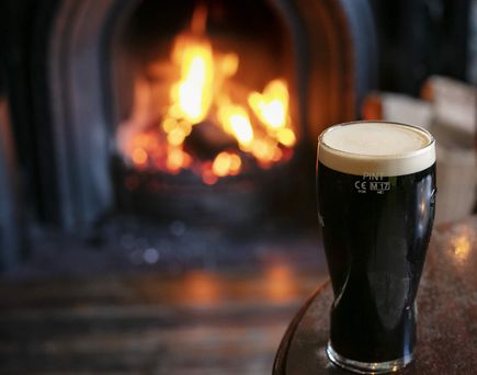 Bierglas vor dem Kamin in Irland