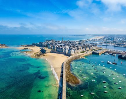 Luftaufnahme der historischen Festungsstadt Saint-Malo in der Bretagne, umgeben vom Meer, mit Hafen und Stränden.