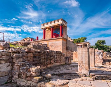 Der Palast von Knossos. Die Ruinen sind zu sehen, blauer Himmel.