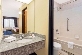 Hotel, Ramada by Wyndham Kent Seattle Area