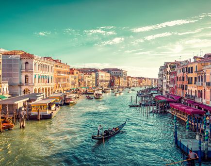 Panoramablick auf den Canale Grande in Venedig mit Gondeln, historischen Gebäuden und Brücken.