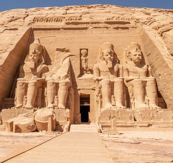 Die imposante Fassade des Großen Tempels von Abu Simbel, der in den Fels gehauen ist und vier kolossale sitzende Statuen zeigt.