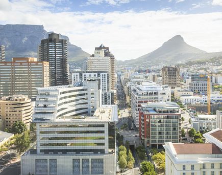 Eine moderne Stadtlandschaft von Kapstadt, Südafrika, mit hohen Gebäuden und einer geschäftigen Straße, die die Stadt überblickt.