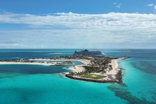 Kreuzfahrtschiff von MSC steht hinter einer karibischen Insel