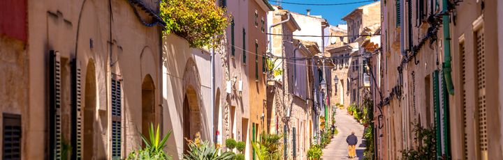 Schmale Gasse in Alcudia.