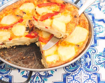 Kartoffelgericht mit Eiern in traditionellem Geschirr
