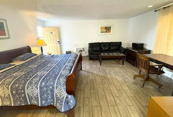Hotel, Chaparral Motel