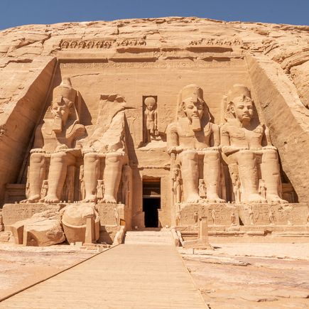 Eingang des imposanten Felstempels von Abu Simbel am Nassersee 