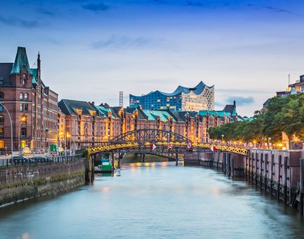 Blick auf die Elbphilharmonie und Speicherstadt 