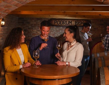 Eine Gruppe von Menschen bei einer Weinprobe.