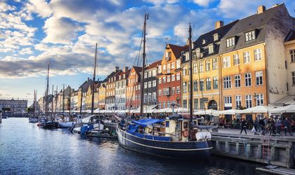 Eine traditionelle Fischerhütte am Strand auf Gotland.