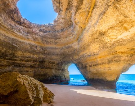 In der Höhle von Benagil sind die Felsen der Algarve besonders beeindruckend