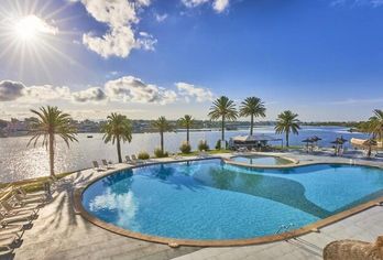 Hotel, BelleVue Club