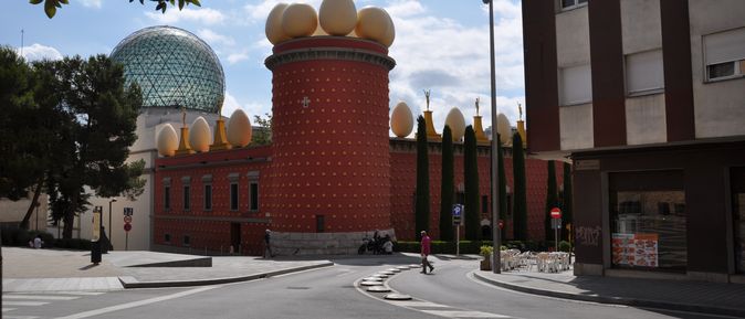 Blick auf das imposante Museum in Figueires