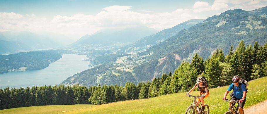 Familienurlaub Aktivurlaub Kärnten Fahrradfahrer vor Bergpanorama