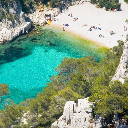 Die Calanques locken Badegäste an der Côte d’Azur 