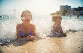 Kinder spielen im Wasser