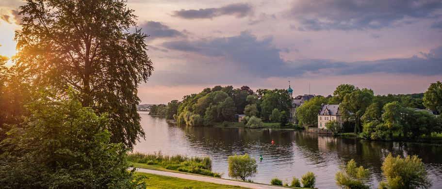 Eindrucksvolle Gebäude wie die Kirche St. Nikolai schmücken in Potsdam den Alten Markt 