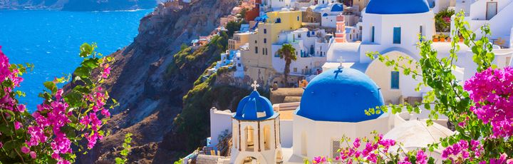 Weiß getünchte Häuser mit blauen Dächern auf Santorin