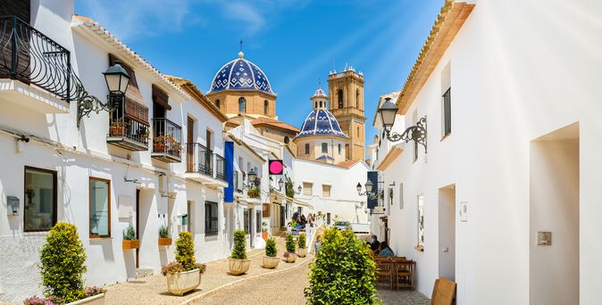 Blick in eine typische spnische Gasse in Altea Costa Blanca. Man sieht weiße häuser
