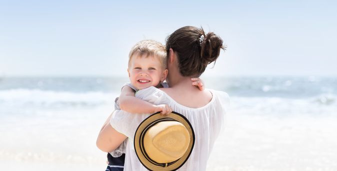 Mutter mit Kind am Strand