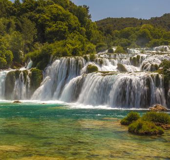 Ein Wasserfall im Krka Nationalpark, Kroatien.