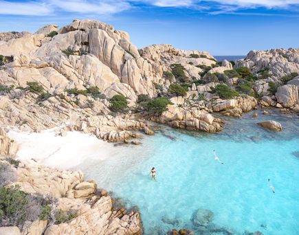 Traumhafte Bucht auf Sardinien, blaues Wasser und weißer Strand