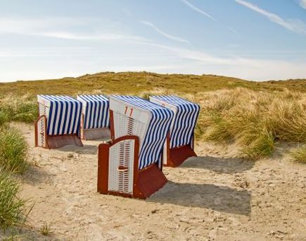 Strandkorb am Strand von Borkum. Sonniger Tag.