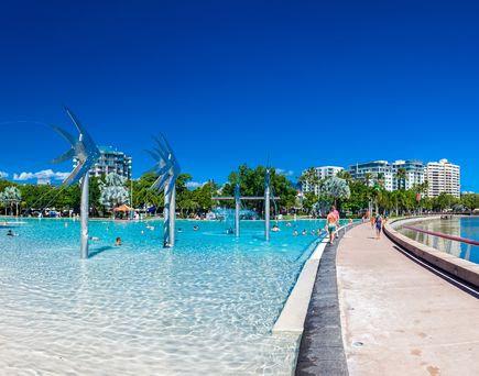  Cairns Esplanade Lagoon -Australien Steg im Wasser