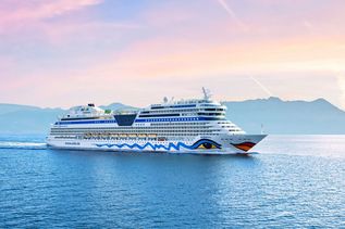 AIDA Schiff am Horizont