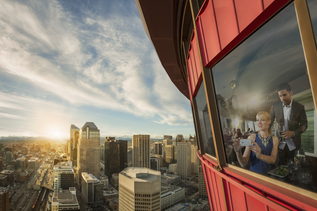 Paar beim Dinner im Sky 360 Restaurant im Calgary Tower
