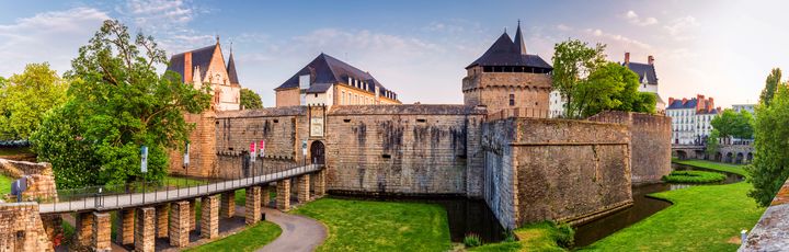 Blick auf ein altes Gehöft bei Nantes.