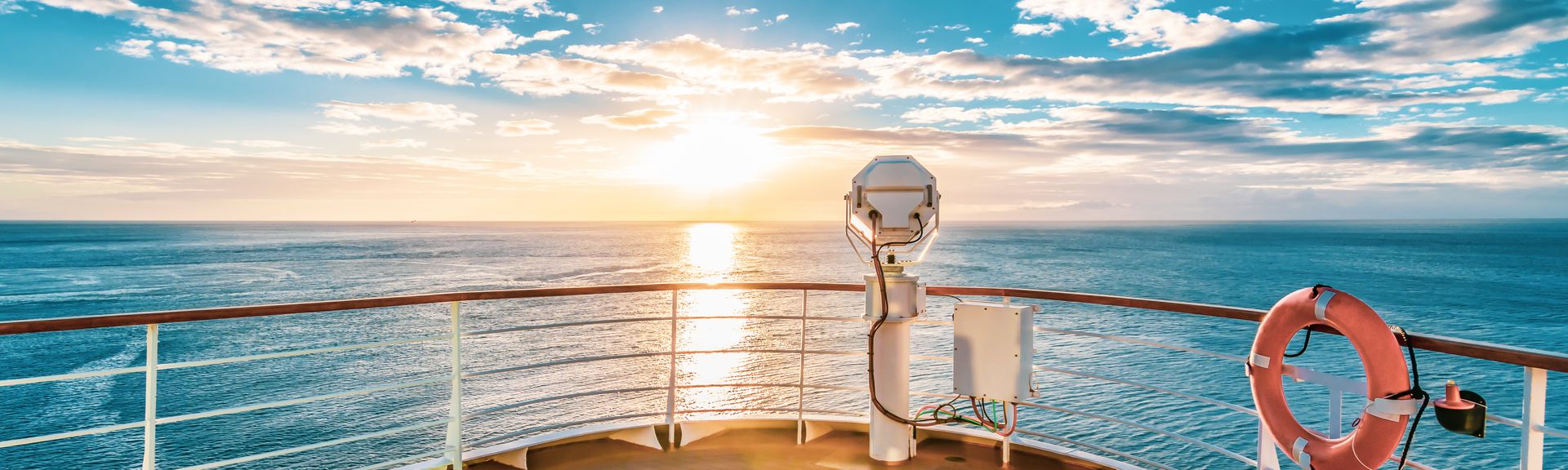 Blick über die Reeling eines Kreuzfahrtschiffes auf das Meer