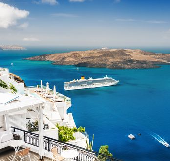 Kreuzfahrtschiff in einer Bucht in Santorini