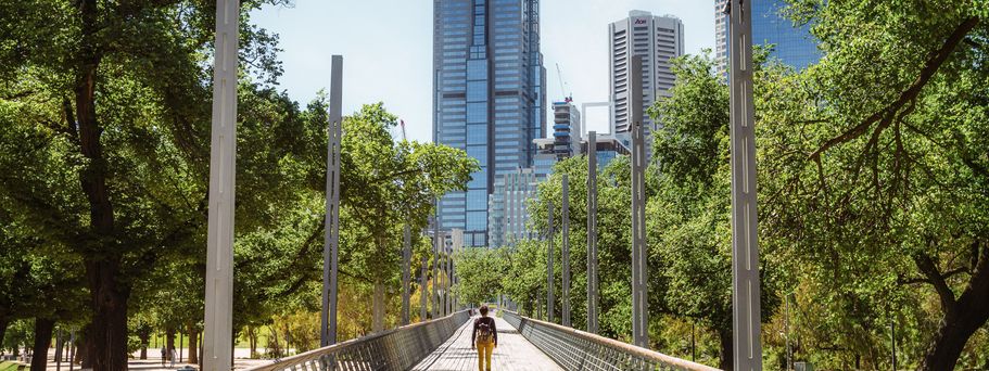 Der Park Birrarung Marr bietet viel erholsames Grün mit herrlichem Ausblick auf die Stadt