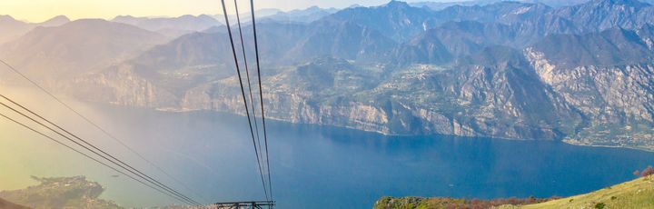 Monta Baldo mit Blick auf die Seilbahn bergabwärts und Blick auf den See.